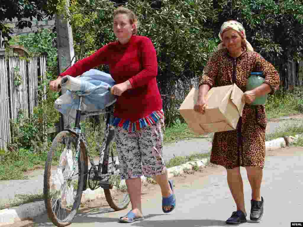 Axenia Ceban și fiica sa pe ulițele pustii ale satului - (Foto: Lucia Diaconu)