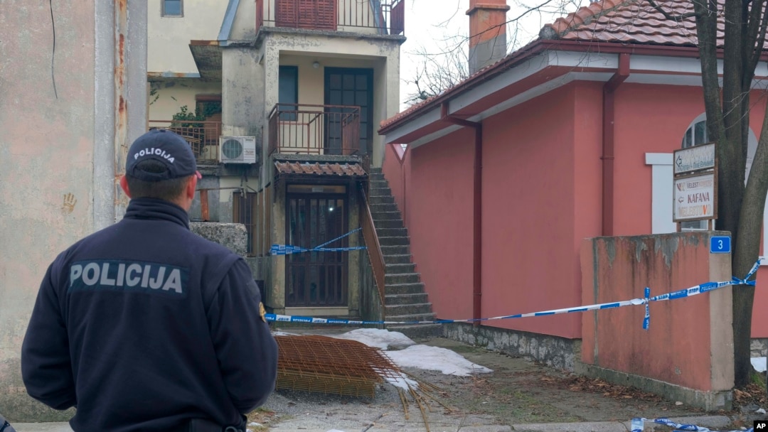 Полицай охранява мястото на смъртоносната стрелба в Цетине на 1 януари. 