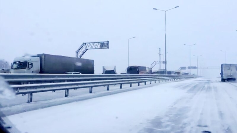 Засыпанный снегом Керченский мост и заблокированное движение: что происходило 19 февраля на въезде в Крым (фотогалерея)  