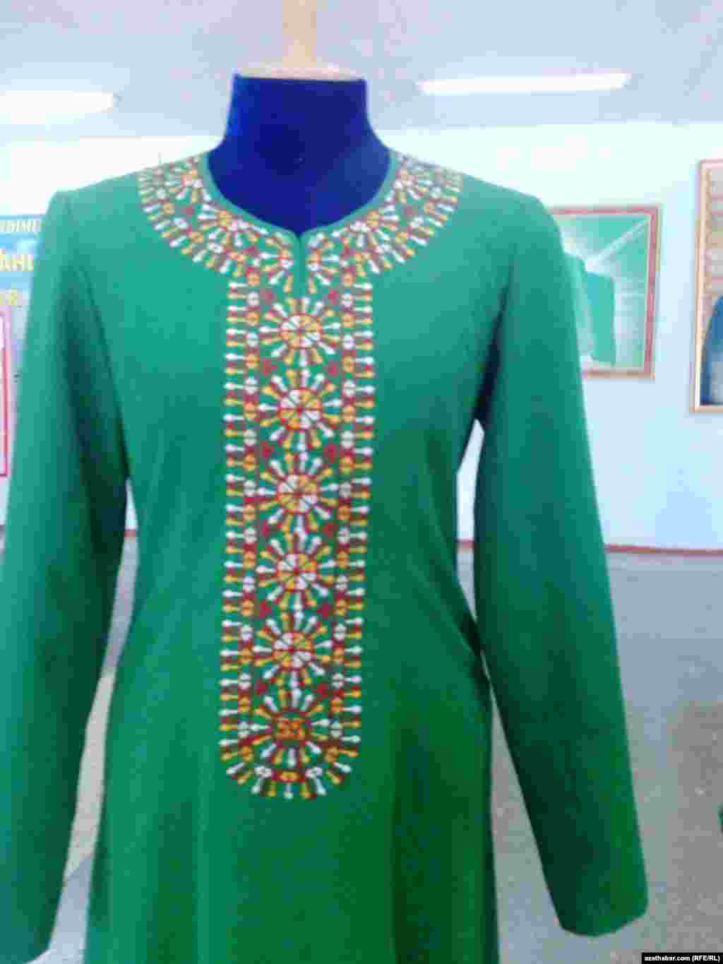 Okuw&ccedil;y gyzlaryň k&ouml;&yacute;nekleriniň &yacute;akalarynda mekdep nomeri &yacute;azylgy