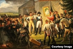 Орас Верне. Наполеон накануне Бородинской битвы показывает офицерам своего штаба портрет короля Рима работы Франсуа Жерара, 1813.