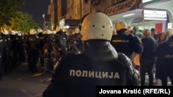 Policija ispred sedišta Srpske napredne strankeu Novom Sadu, 18. maj