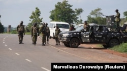 Содырлардың шабуылынан кейін жолды күзетіп тұрған әскерилер. Нигерия, шілде 2025 жыл.