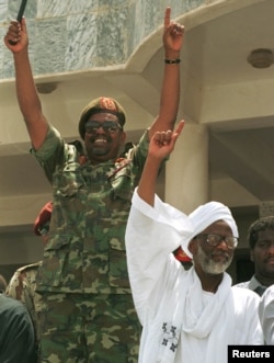عمر البشیر در نقش رئیس‌جمهور و حسن الترابی در نقش رئیس مجلس سودان در سال ۱۹۹۵