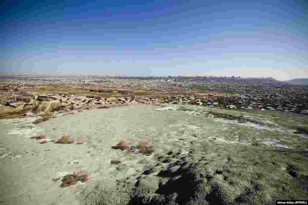 Vulkanın hər bir tərəfi yaşayış evləri ilə əhatələnib.