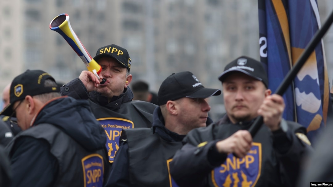 Polițiștii, inclusiv cei din penitenciare, au protestat în mai multe rânduri, față de eliminarea sporurilor pentru munca din zilele libere, prin „Ordonanța-trenuleț.”