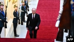 Президент России Владимир Путин идет на церемонию инаугурации в Кремле. Москва, 7 мая 2024 года