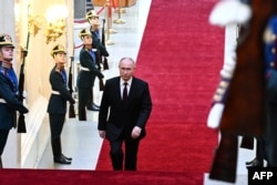 Президент России Владимир Путин идет на церемонию инаугурации в Кремле. Москва, 7 мая 2024 года