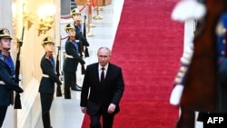 Vlagyimir Putyin a beiktatási ceremóniájára tart a Kremlben, Moszkvában 2024. május 7-én