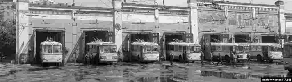 Trolleybuses standing in a garage at Shepetilnikov Trolleybus Depot No. 4 in 1974.