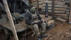 Військовослужбовець 100-ї ОМБр ЗСУ дивиться вгору, щоб зафіксувати російські дрони в разі їхньої появи під Костянтинівкою, Донецька область, 29 листопада 2025 року
