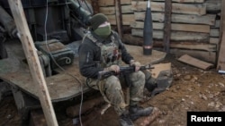 Військовослужбовець 100-ї ОМБр ЗСУ дивиться вгору, щоб зафіксувати російські дрони в разі їхньої появи під Костянтинівкою, Донецька область, 29 листопада 2025 року