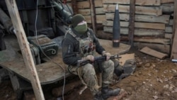 Військовий 100-ї ОМБр ЗСУ стежить за небом, щоб виявити російський дрон, на позиції поблизу Костянтинівки, Донецька область, 29 листопада 2025 року