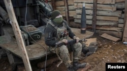 Військовий 100-ї ОМБр ЗСУ стежить за небом, щоб виявити російський дрон, на позиції поблизу Костянтинівки, Донецька область, 29 листопада 2025 року