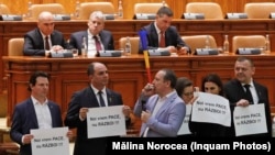 Parlamentarii opoziției au perturbat ședința Parlamentului. Unul dintre ei a sunat într-o vuvuzea cât au fost susținute discursurile la tribună.