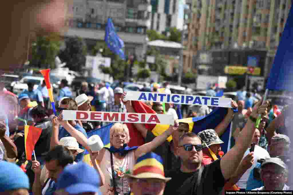 The demonstrators called for Romania&#39;s Social Democrat-led government to resign, in part over the ruling coalition&#39;s dismissal of the head of the anticorruption agency and its moves to change laws in a way that critics say will make corruption more difficult to prosecute.