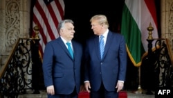 Mađarski premijer Viktor Orban (lijevo) i bivši američki predsjednik Donald Trump tokom sastanka na Floridi 8. 3. 2024.