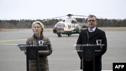 Претседателката на Европската комисија Урсула фон дер Лајен и финскиот премиер Петри Орпо одржаа заедничка прес-конференција на аеродромот Лапеенранта, источна Финска, на 19 април 2024 година,