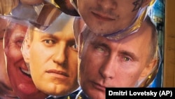 Rusia: măști cu președintele Vladimir Putin si opozantul Alexei Navalnîi.