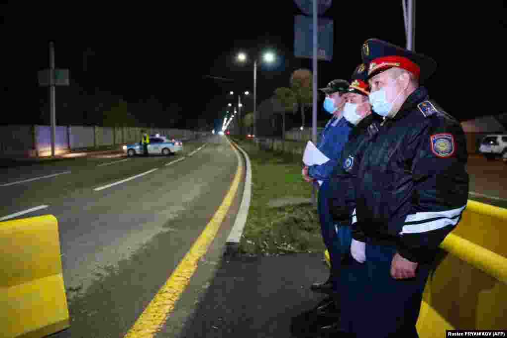 Во время карантина передвижение в черте города, за исключением мест так называемого внутреннего карантина, не ограничивается. Общественный транспорт продолжает курсировать. Авиа- и железнодорожное сообщение с Алматы и Нур-Султаном с 22 марта приостанавливается.&nbsp;