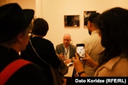 ერიკ სკოტი არიგებს ხელმოწერებს მისი წიგნის ქართული გამოცემის პრეზენტაციაზე