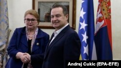 Ministarka spoljnih poslova BiH Bisera Turković sa ministrom spoljnih poslova Srbije Ivicom Dačićem u Beogradu 9. juna 2020. 