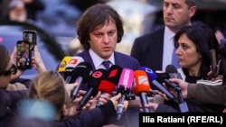 ფოტოილუსტრაცია: ირაკლი კობახიძე პასუხობს მედიის კითხვებს 2026 წლის 17 მარტს, იმ დღეს, როცა ილია მეორე კლინიკაში გადაიყვანეს. 