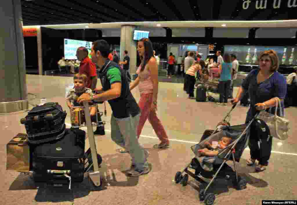 Armenia -- Syrian Armenians arrive in Yerevan, 17Aug2012