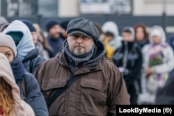 Уладзімер Пугач у чарзе людзей, якія прыйшлі разьвітацца зь Мікітам