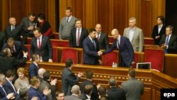 Депутаты Верховной Рады приветствуют нового украинского премьера Арсения Яценюка. 27 февраля 2014 года.