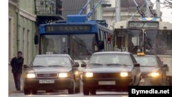 Belarus - Hrodna (Grodno), street traffic, Dec2003