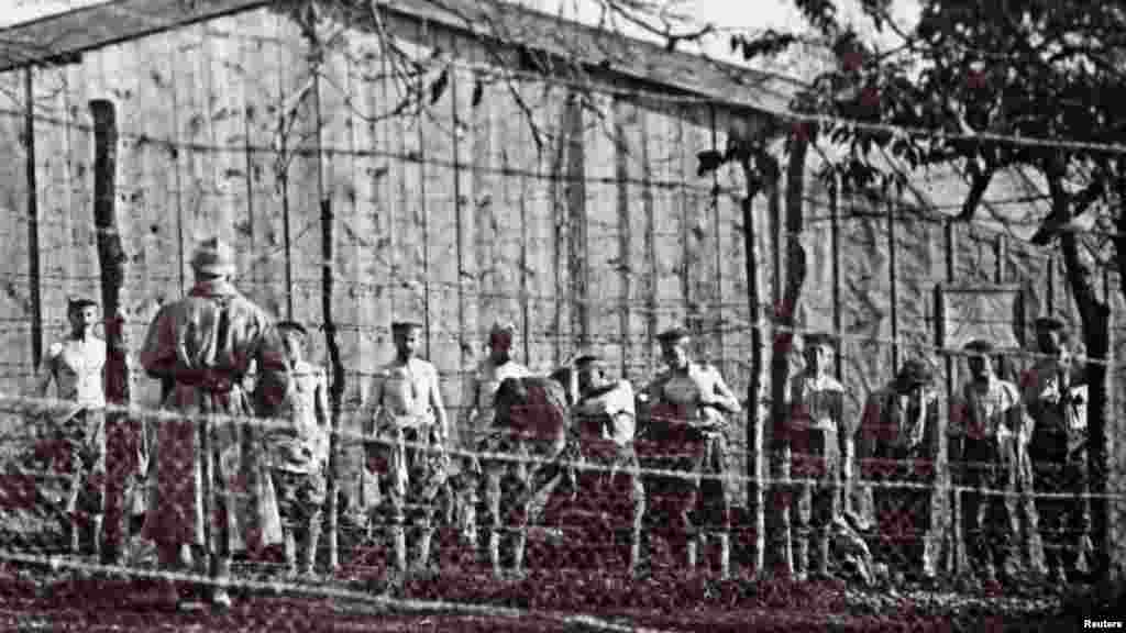 Недатированная фотография с немецкими солдатами во время битвы под Верденом, которые раздеваются для обыска французскими солдатами