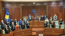 Kabineti qeveritar duke duartrokitur në fund të seancës për zgjedhjen e presidentit. 