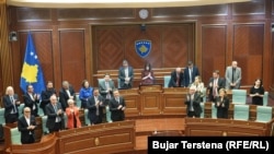 З вечора 27 квітня депутати парламентської більшості намагалися обрати нового президента, але опозиційні партії бойкотували сесію після того, як переговори із владною партією «Самовизначення» (LVV) прем’єр-міністра Альбіна Курті зазнали невдачі