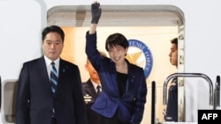 Japanska premijerka Sanae Takaiči pred let za SAD na aerodrom Haneda u Tokiju, 18. mart 2026.