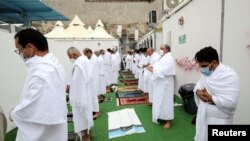 Hodočasnici se mole ispred svojih šatora u području Mine tokom godišnjeg hadž-hodočašća u svetom gradu Meki, u Saudijskoj Arabiji, 18. jula 2021. 