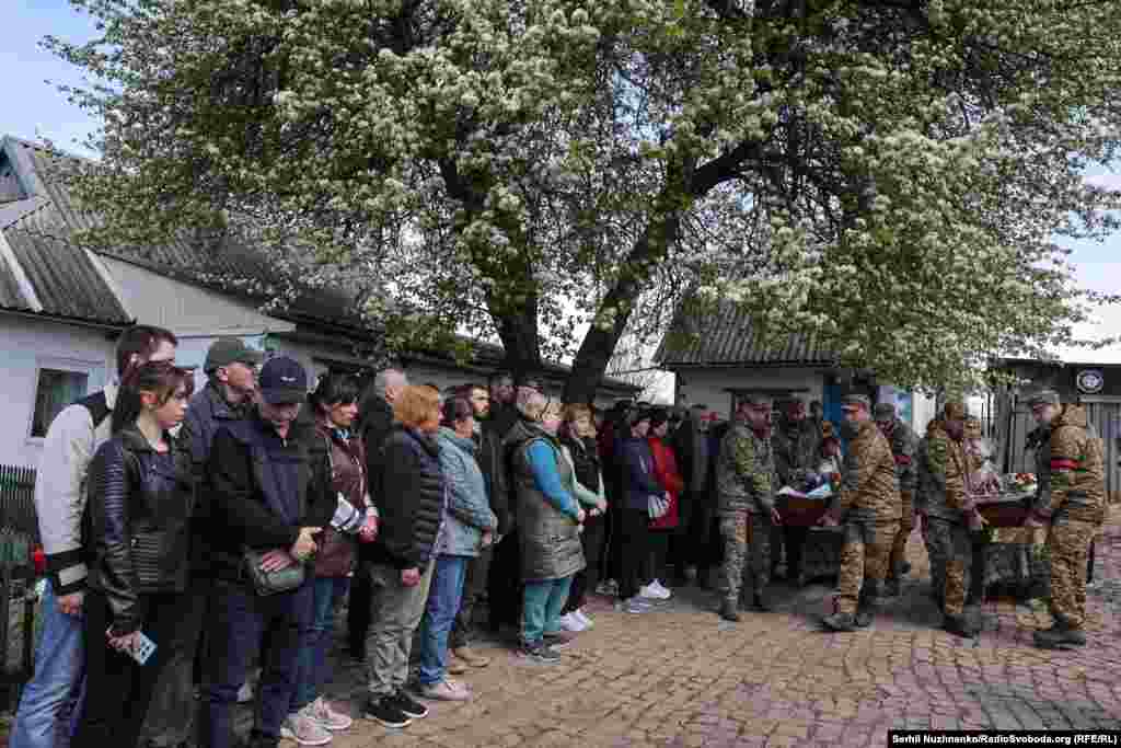 Домовини з братами виносять з рідного подвірʼя, де минули їхні дитячі і юнацькі роки
