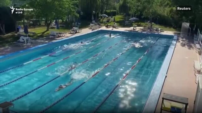 Italia hap pishinat, distancë fizike edhe në ujë