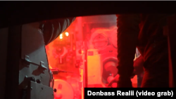 Український артилерист заряджає САУ 2С1 «Гвоздика»