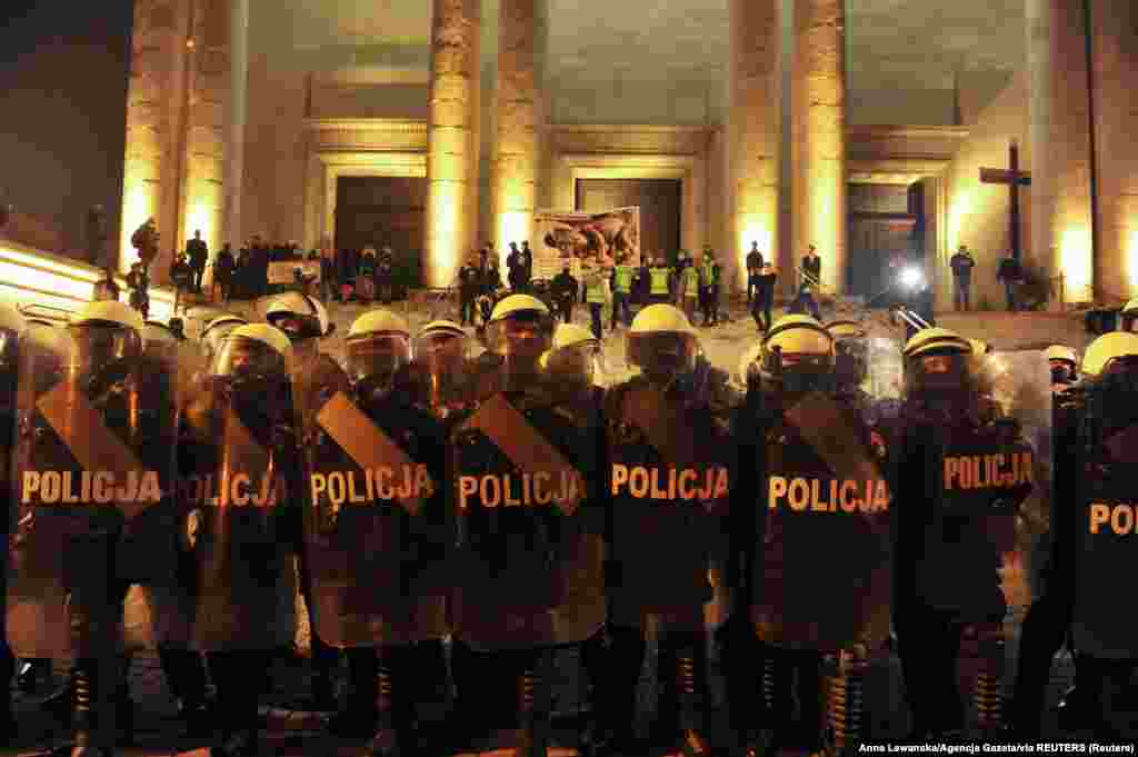 Поліція перекрила доступ до католицького собору в Катовіце, 25 жовтня 2020 року