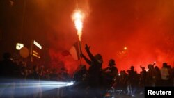 Tifozët gjatë festimeve në Paris. 