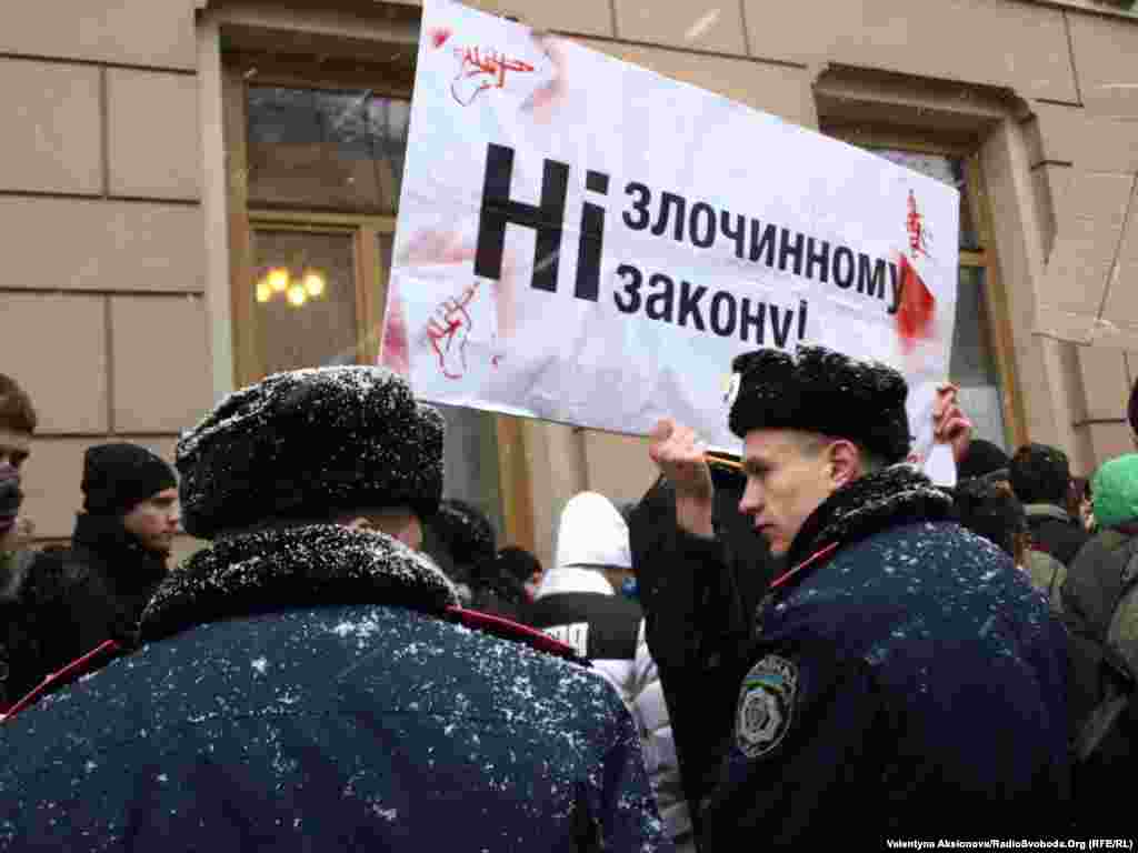 Порядок проведення акції контролюється міліцією. Близько 30 міліціонерів відгороджують учасників акції від проїжджої частини вулиці Грушевського