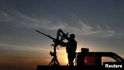 Військовослужбовець мобільного підрозділу ППО 3-ї ОШБр ЗСУ заряджає патрони в кулемет M2 Browning під час бойової зміни на передовій, Харківська область, 15 вересня 2025 року