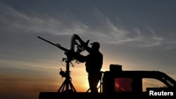 Ілюстраційне фото. Військовослужбовець мобільного підрозділу ППО 3-ї окремої штурмової бригади заряджає патрони в кулемет M2 Browning під час бойової зміни на передовій, Харківська область, вересень 2025 року