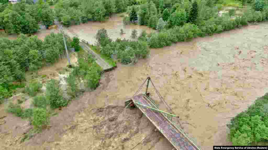 Води річки Чорний Черемош зруйнували міст біля селища Верховина (Івано-Франківська область), 24 червня. Майже 200 сіл і селищ затопило в Карпатах унаслідок сильних злив