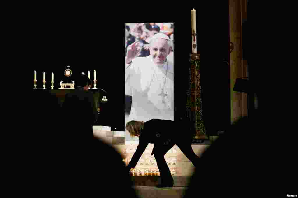 Ferenc pápára emlékeznek Párizsban, a tűzvész után megújult és nemrég újranyitott Notre-Dame-székesegyházban