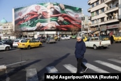 A mural on the Enqelab Square intersection on January 24 declaring “Iran is our country, its flag our burial shroud."