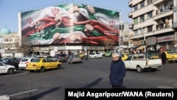 Një mural në kryqëzimin e Sheshit Enqelab më 24 janar deklaron: “Irani është vendi ynë, flamuri i tij është shami për varrimin tonë”.