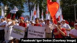Reprezentanții Blocului Electoral Patriotic al Socialiștilor, Comuniștilor, Inima și Viitorul Moldovei, protestând în fața Parlamentului pe 17 august față de ceea ce ei au numit „capturarea Curții Constituționale”
