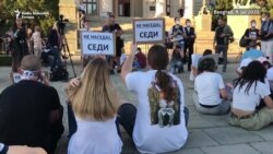 Белград- граѓаните седат на плочникот пред српското собрание